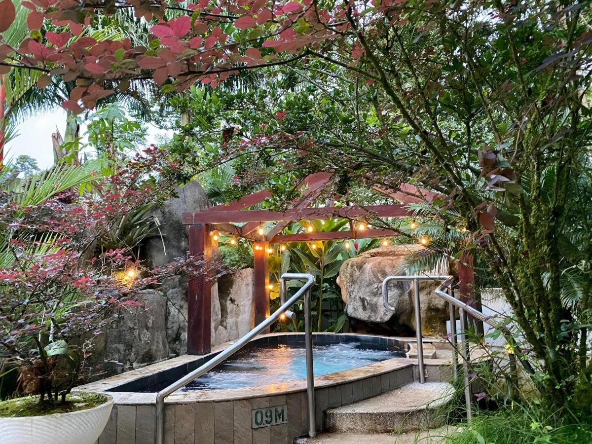 Paradise Hot Springs Station touristique