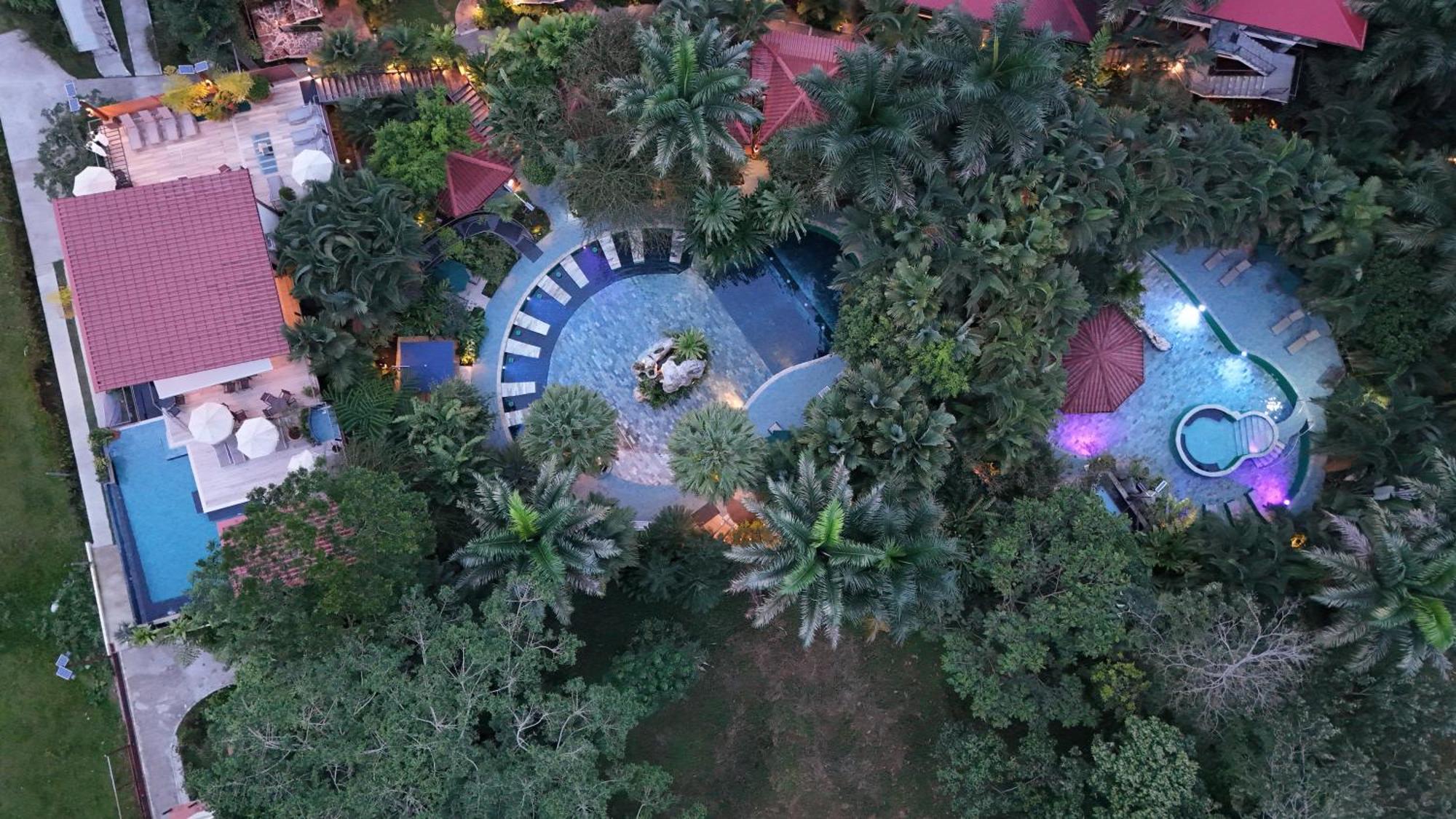 Paradise Hot Springs 4*